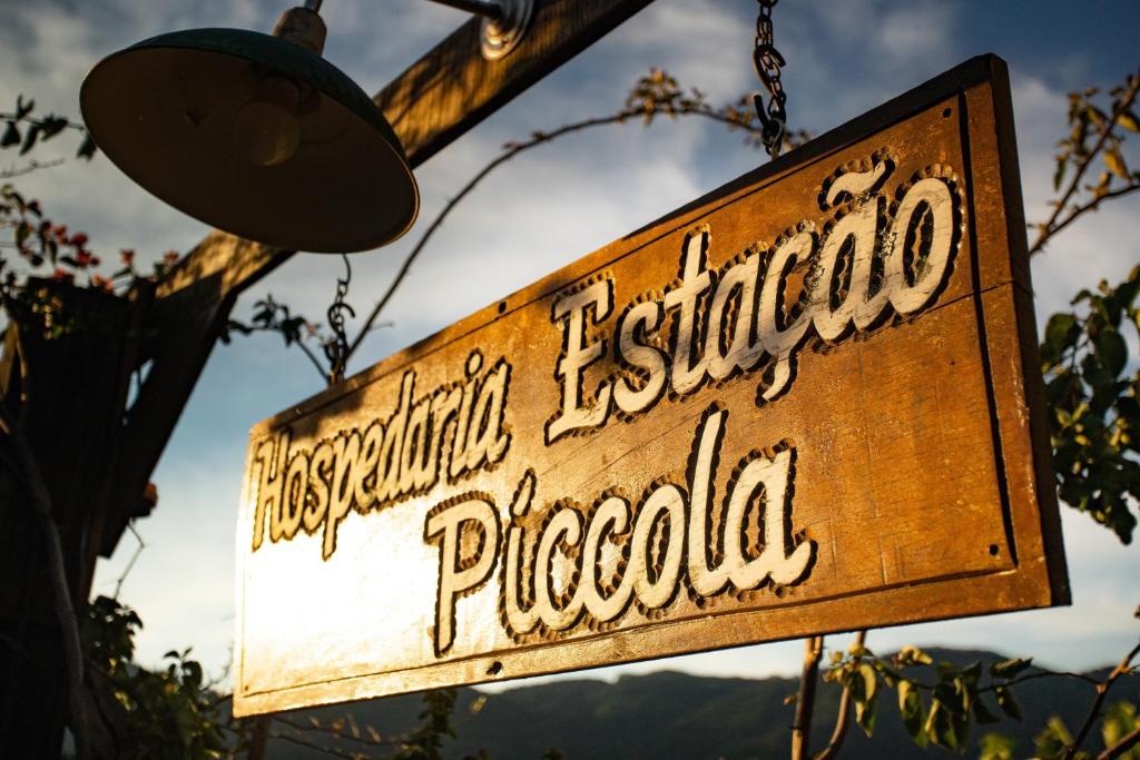 a sign that reads pendulum institution pocoocoón at Hospedaria Estação Píccola No quintal da Pedra do Baú in São Bento do Sapucaí