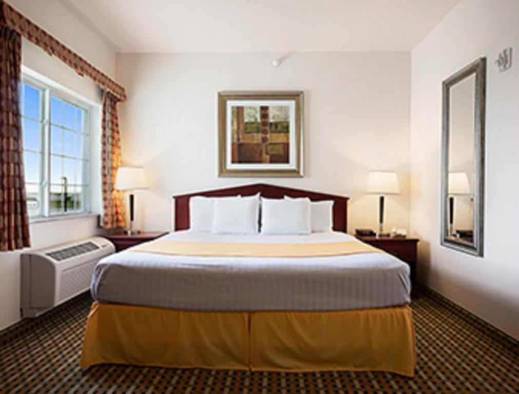 Days Inn & Suites by Wyndham Columbus NE - King Room With Kitchen - Non-Smoking