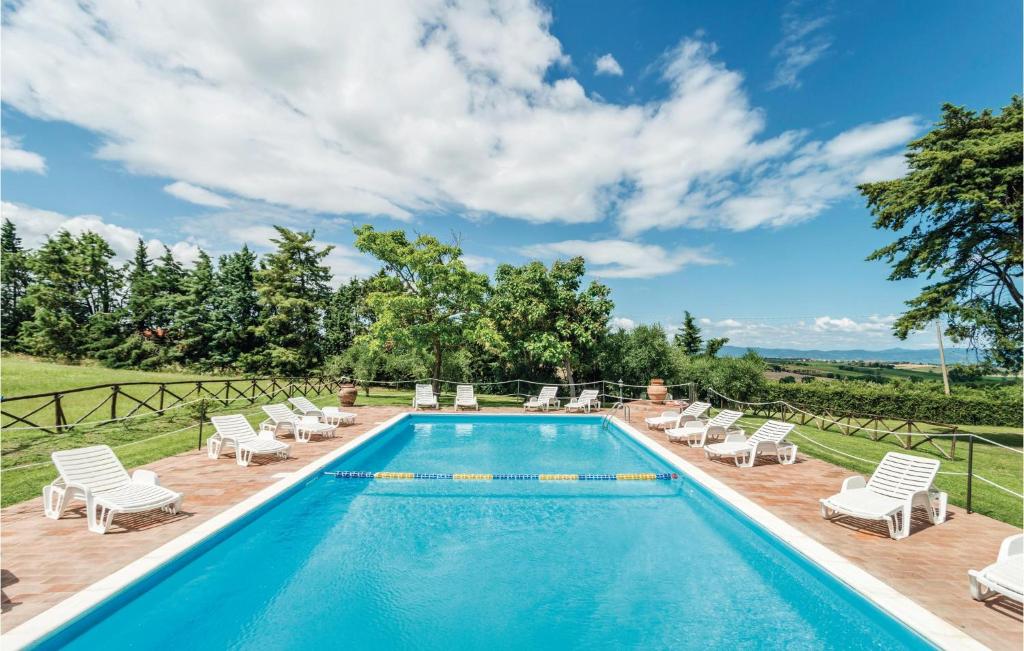 una piscina con tumbonas y una piscina en Beautiful Apartment In Castiglione D,lago Pg With Wifi, en Strada