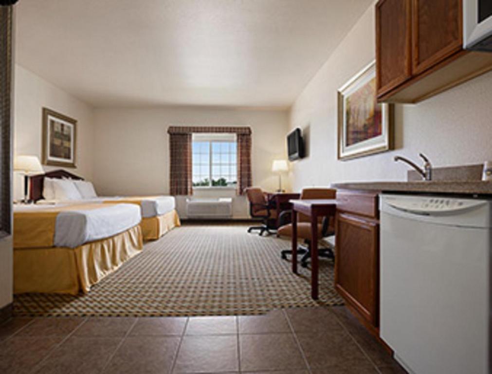 Days Inn & Suites by Wyndham Columbus NE - Room With Two Queen Beds And Kitchen - Non-Smoking