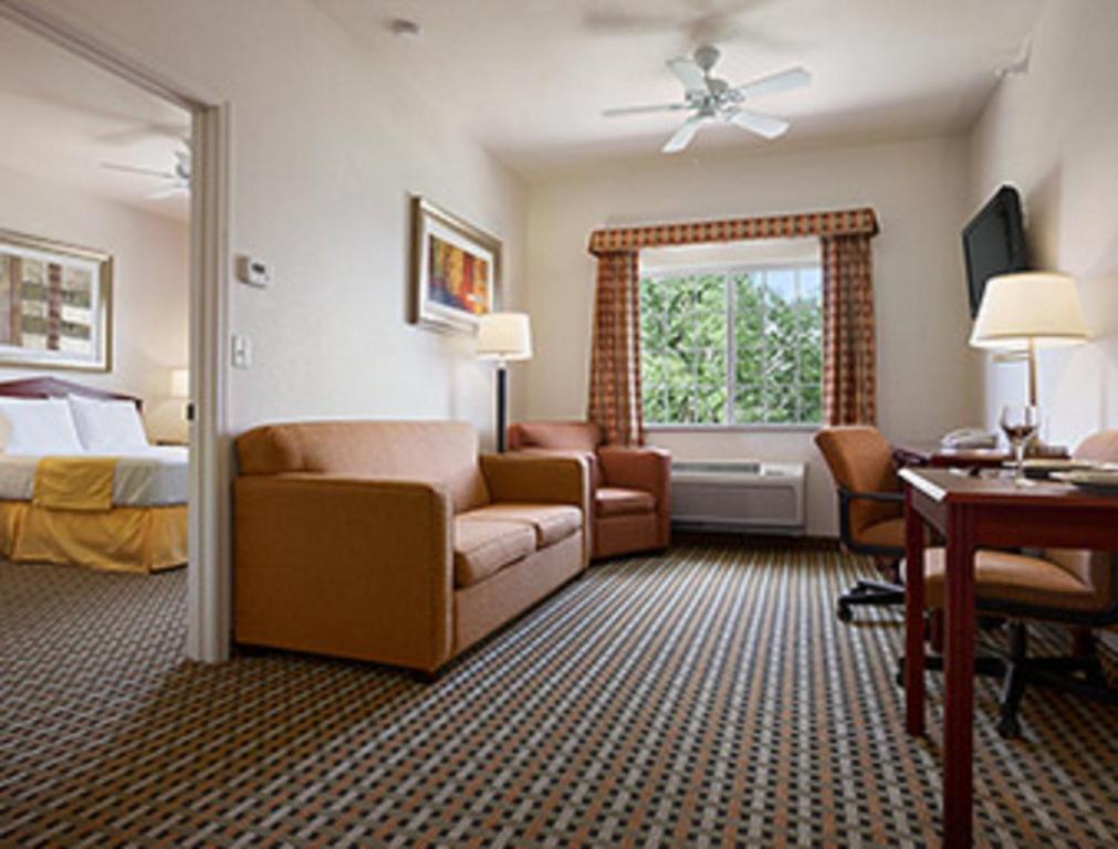 Days Inn & Suites by Wyndham Columbus NE - Queen Suite With Kitchen - Non-Smoking