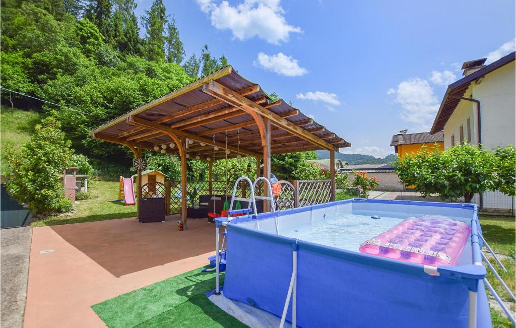 Sovramonte的住宿－Gorgeous Home In Sovramonte With Wifi，后院带凉亭的游泳池