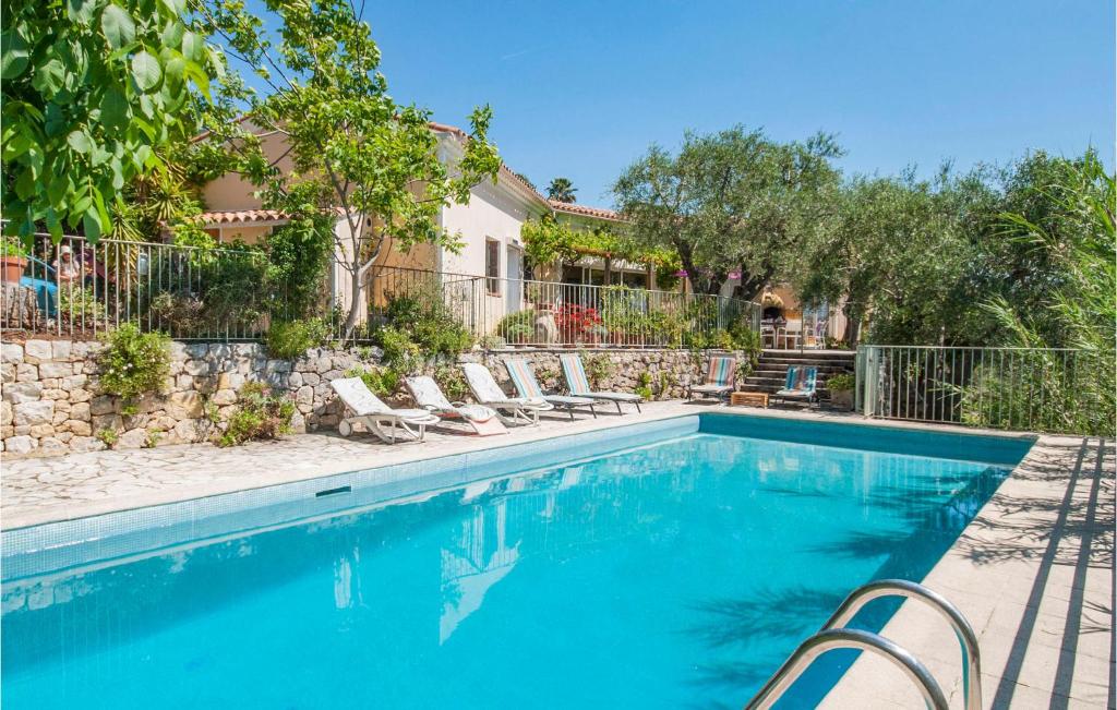 una piscina con tumbonas junto a una casa en Lovely Home In Spracdes With Wifi, en Spéracèdes