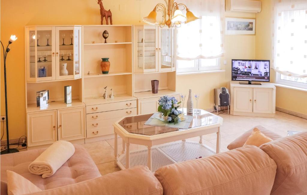 TV a/nebo společenská místnost v ubytování 3 Bedroom Amazing Home In Orihuela