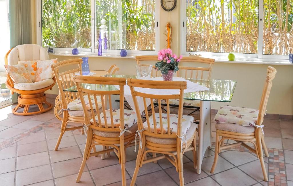 Posezení v ubytování 3 Bedroom Amazing Home In Orihuela