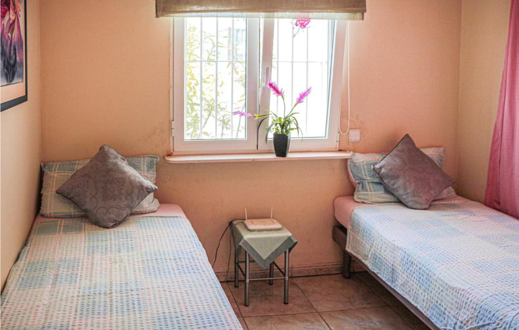 Postel nebo postele na pokoji v ubytování 3 Bedroom Amazing Home In Orihuela