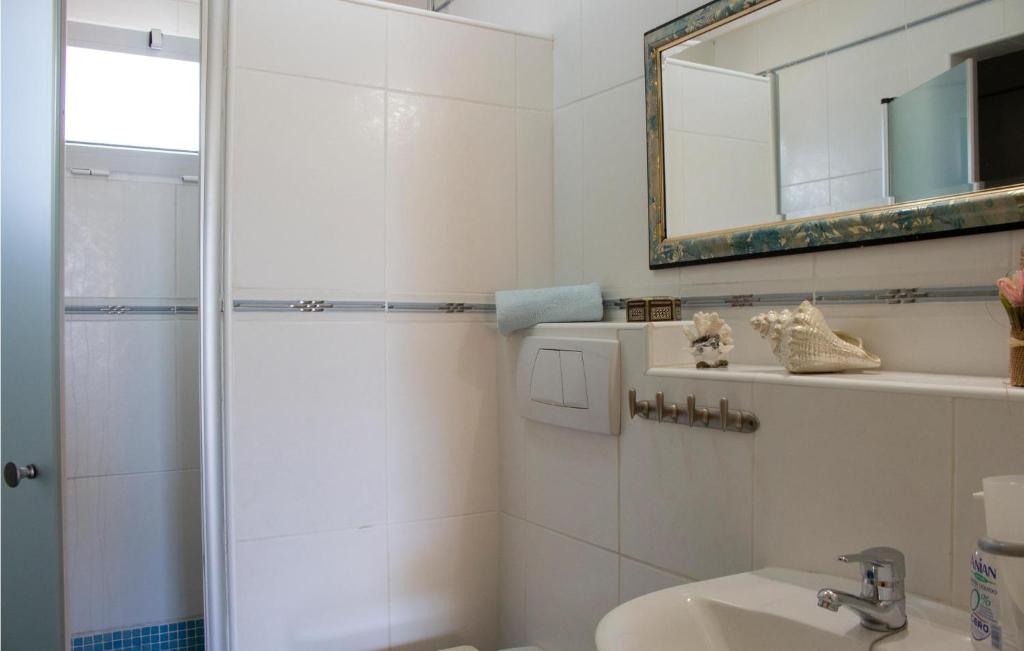 Koupelna v ubytování 3 Bedroom Amazing Home In Orihuela