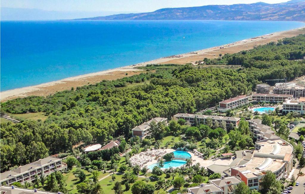 - Vistas aéreas al complejo y a la playa en Akiris Trilo, en Nova Siri Marina