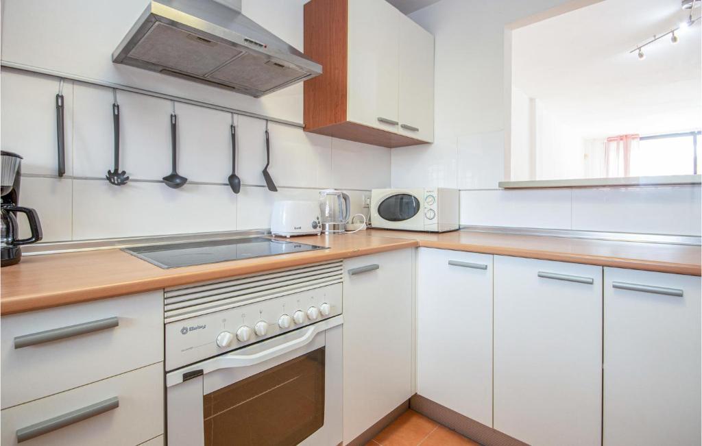 Kuchyňa alebo kuchynka v ubytovaní Beautiful Apartment In Mijas Costa