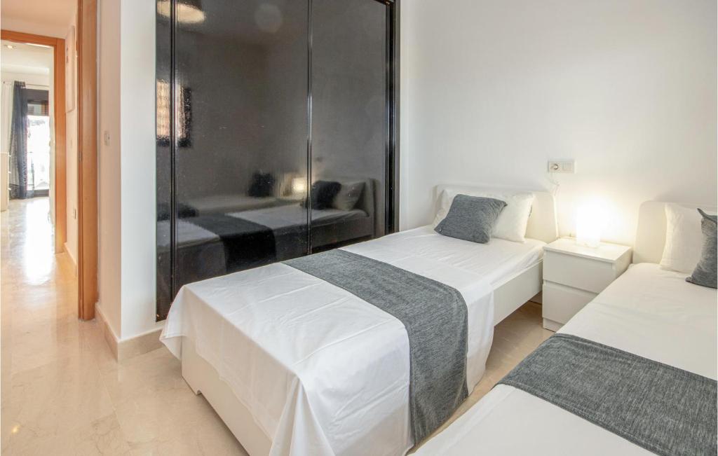 Posteľ alebo postele v izbe v ubytovaní Beautiful Apartment In Mijas Costa