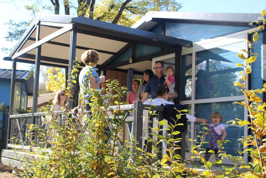 Un groupe de personnes debout dans une petite maison dans l'établissement Camping Les Feuilles Chauffailles, à Chauffailles