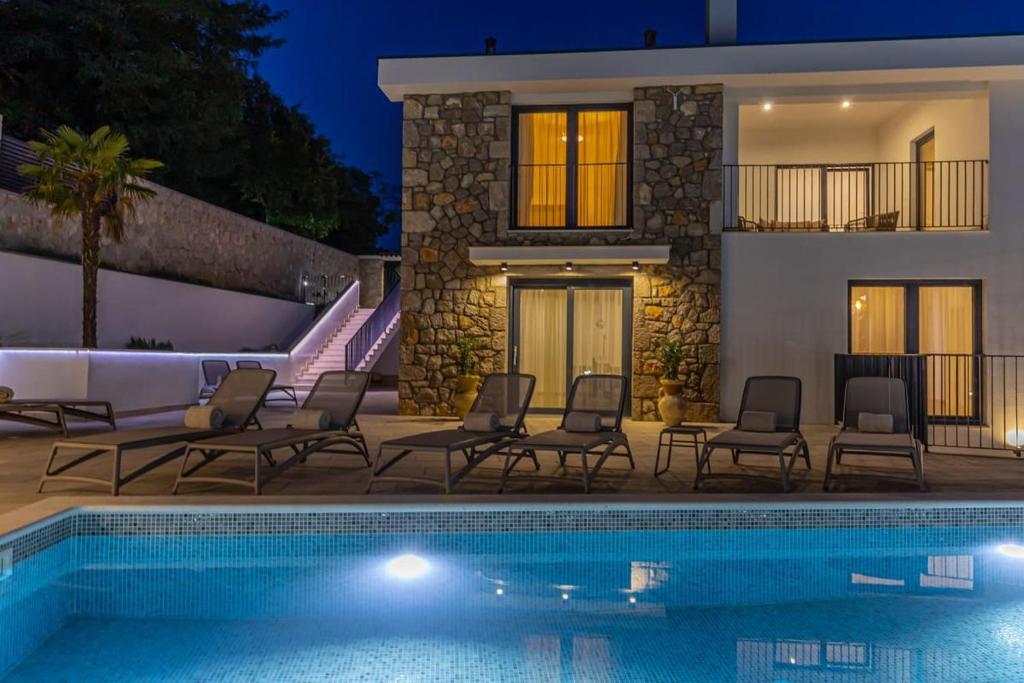 Bazén v ubytovaní Villa 21 Crikvenica Riviera alebo v jeho blízkosti