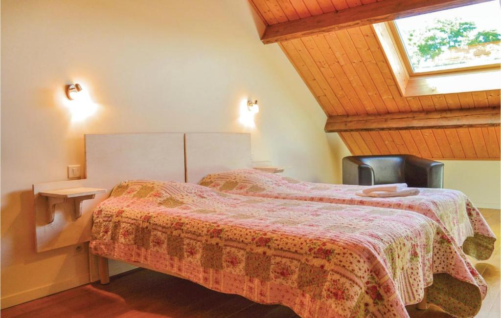 a bedroom with two beds and a window at Les Renoncules Des Champs in Roisel
