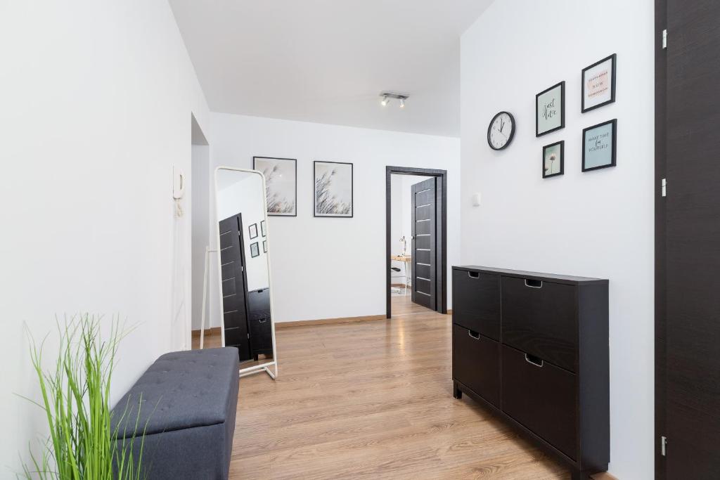 Televízia a/alebo spoločenská miestnosť v ubytovaní Dzielnica XIII Podgórze Kraków by Noclegi Renters