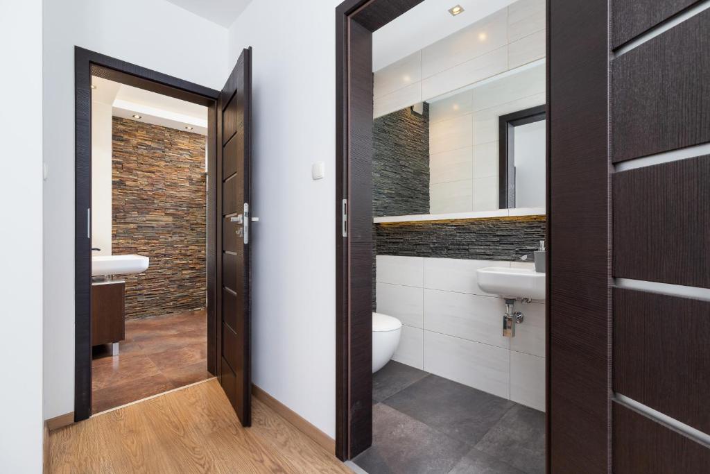 Kúpeľňa v ubytovaní Dzielnica XIII Podgórze Kraków by Noclegi Renters