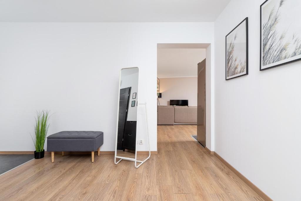 Televízia a/alebo spoločenská miestnosť v ubytovaní Dzielnica XIII Podgórze Kraków by Noclegi Renters
