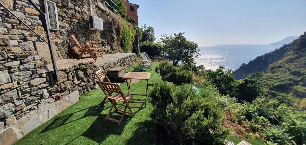 a table and chairs sitting on the side of a building at Arbanella in Corniglia