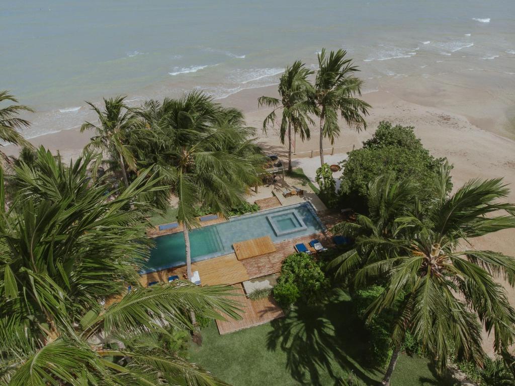 una vista aérea de una casa en la playa en Paru Boutique Hotel, en São Miguel dos Milagres