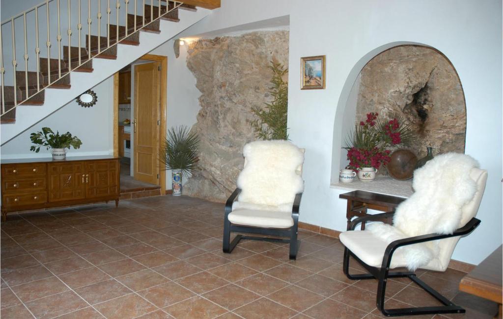 Posezení v ubytování Nice Home In Estellencs With Kitchen