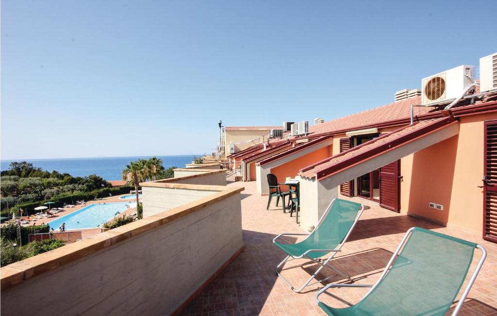 - un balcon avec deux chaises et une piscine dans l'établissement Alloggio Loredana, à Acquedolci