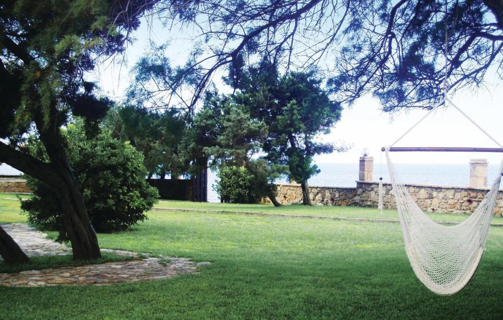- un hamac suspendu à un arbre dans la cour dans l'établissement Cozy Apartment In Leventoxori, Ilias With House Sea View, à Korakokhórion