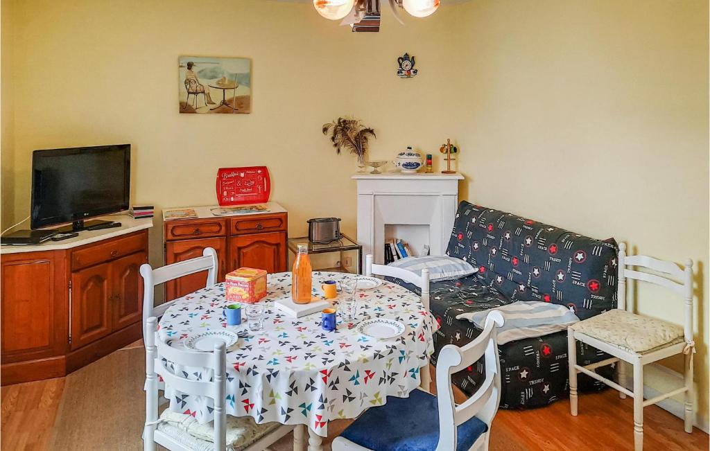 サン・ブノワ・デ・ゾンドにある1 Bedroom Beautiful Apartment In Vild-la-marine, Hirelのダイニングルーム(テーブル、テレビ付)