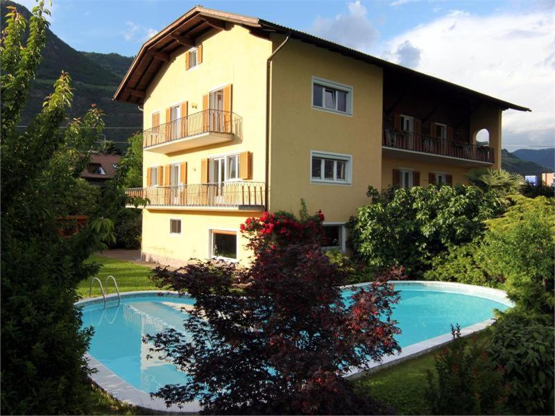 een groot gebouw met een zwembad ervoor bij Gasserhof Bozen in Bolzano