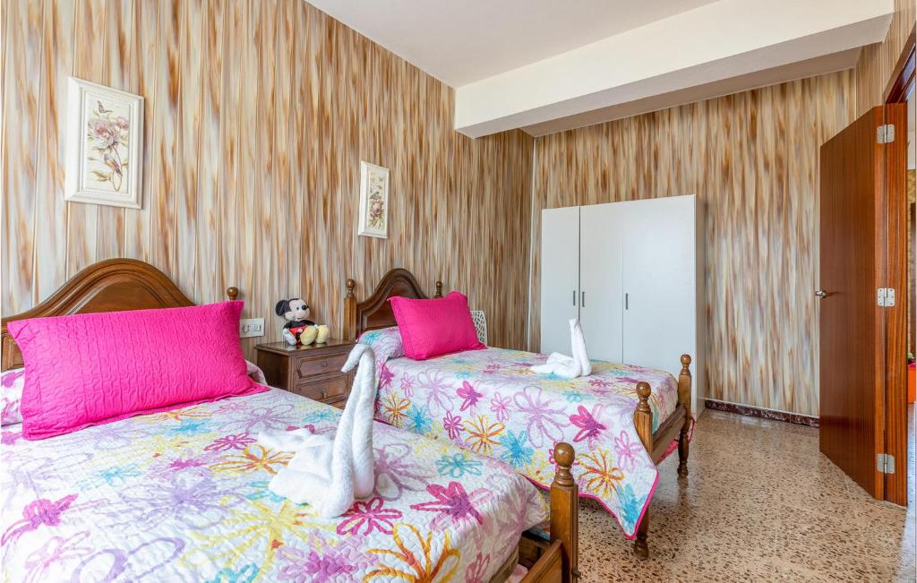 A bed or beds in a room at Stunning Home In Fisterra With Kitchen