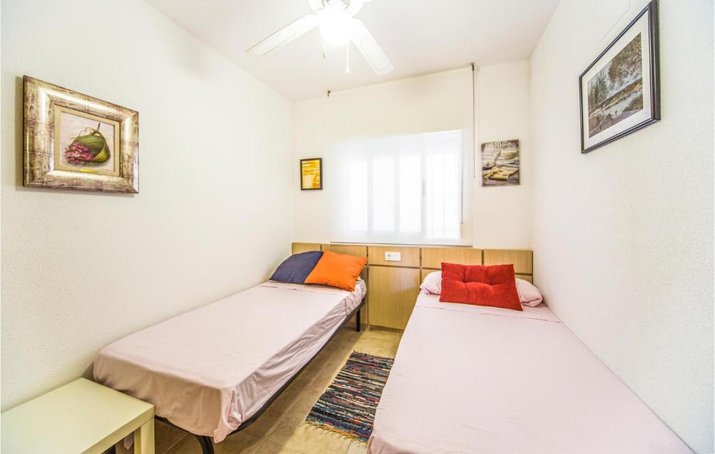 Postel nebo postele na pokoji v ubytování 2 Bedroom Lovely Apartment In Cabanes