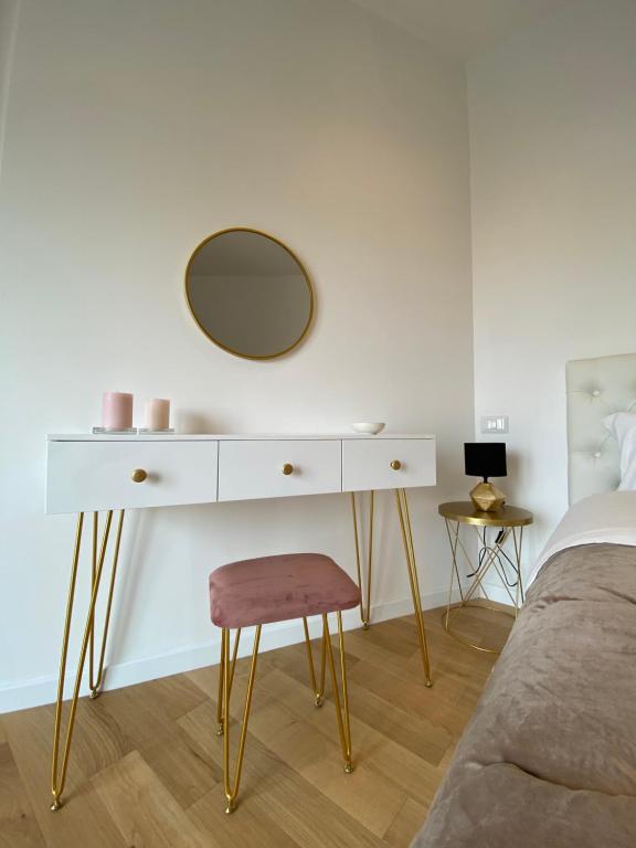 um toucador com um espelho e um banco num quarto em Barium Suite - Elegante Appartamento in Centro em Bari