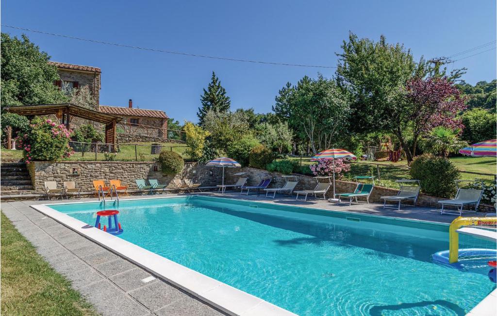 een zwembad in een tuin met stoelen en parasols bij Casa Samuele in Polvano