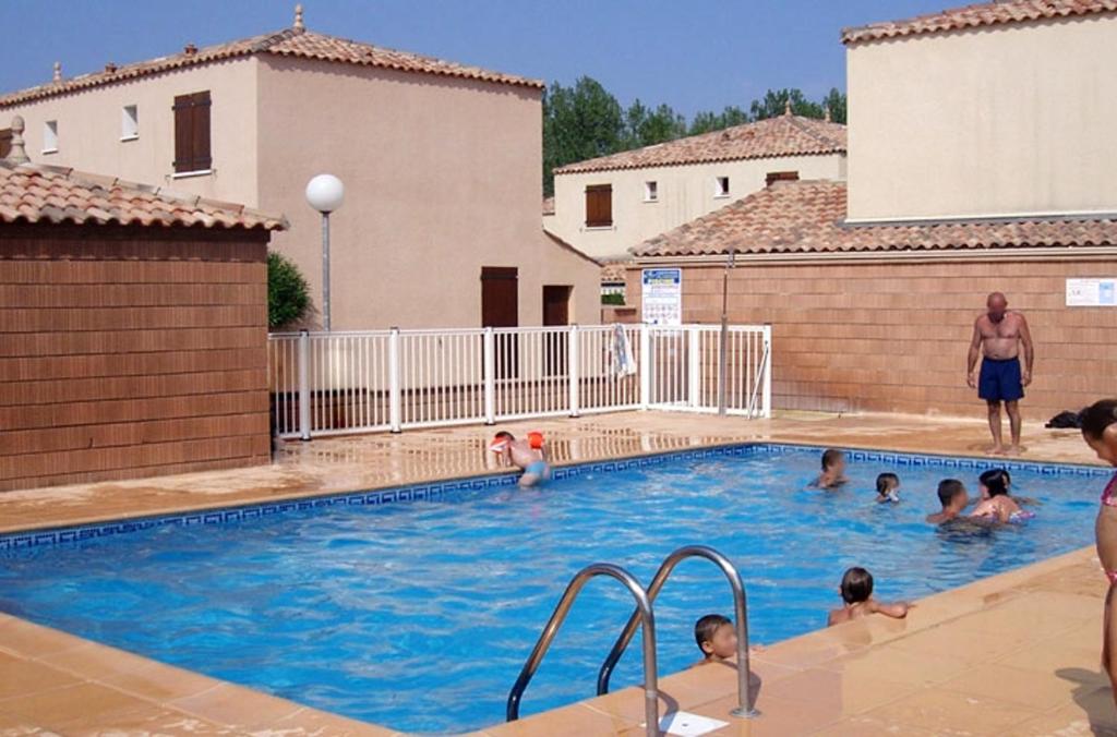 Piscina a Maison de 2 chambres avec piscine partagee terrasse amenagee et wifi a Vias o a prop