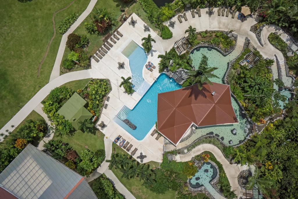 una vista aérea de una piscina en un parque en Hotel Arenal Springs Resort & Spa, en Fortuna