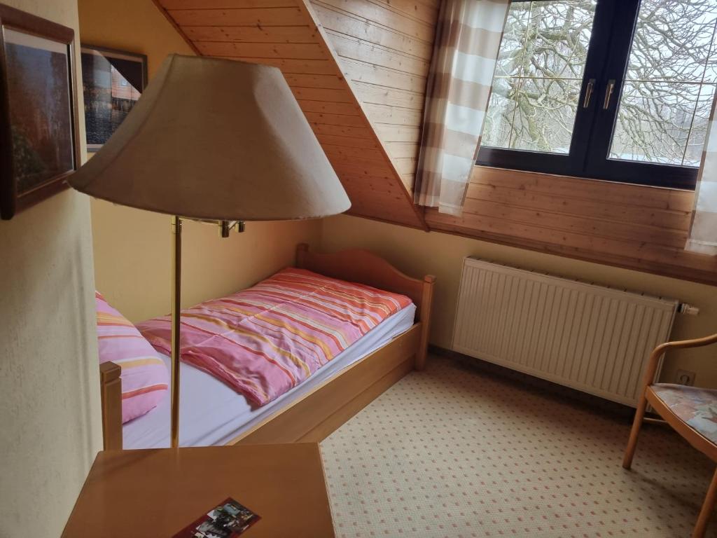 Postel nebo postele na pokoji v ubytování Altes Teichhaus - Pension Ottendorf-Okrilla
