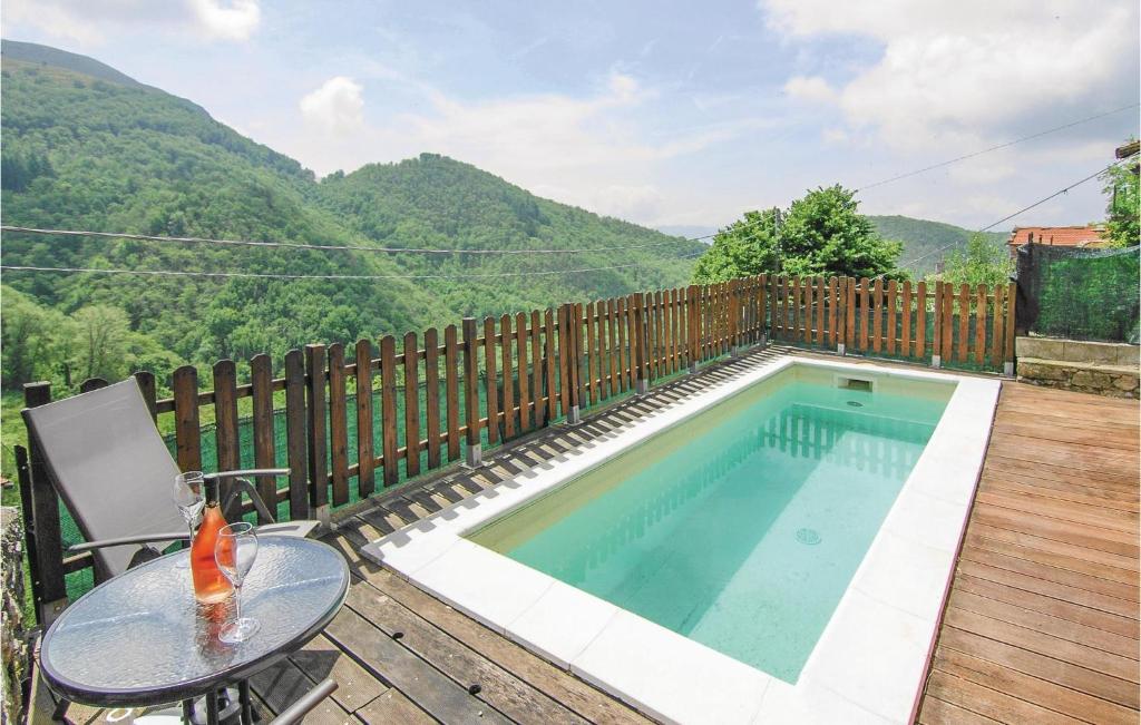 uma pequena piscina num deque com uma mesa e uma mesa em Amazing Home In Montefegatesi With Wifi em Tereglio