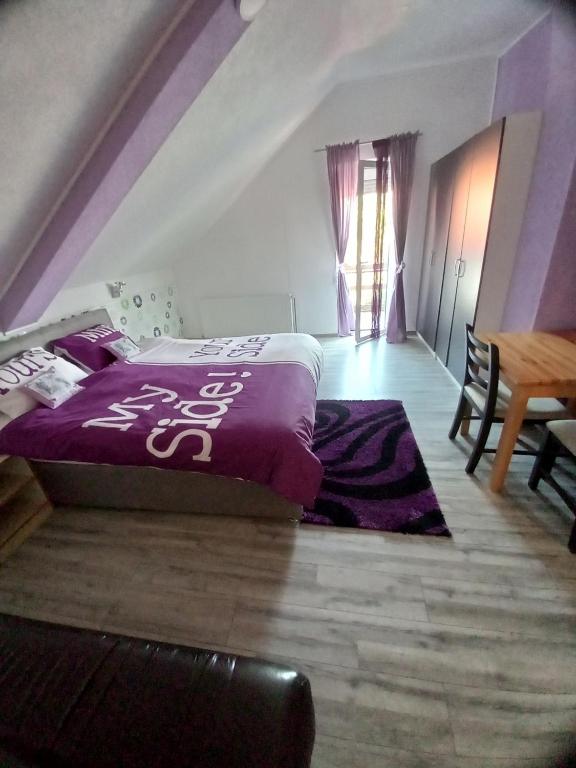 Posteľ alebo postele v izbe v ubytovaní Apartment in Rakovica with Terrace, Air conditioning, Wifi (601-1)