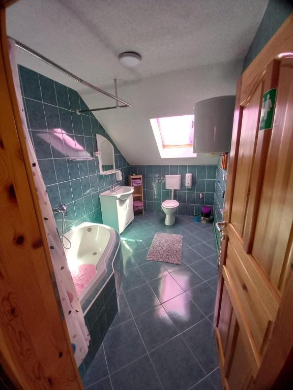 Posteľ alebo postele v izbe v ubytovaní Apartment in Rakovica with Terrace, Air conditioning, Wifi (601-1)