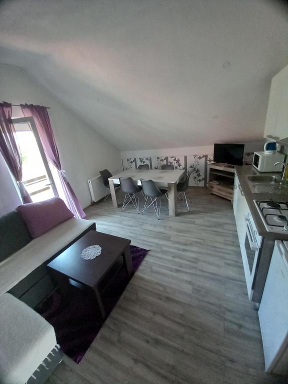 Kuchyňa alebo kuchynka v ubytovaní Apartment in Rakovica with Terrace, Air conditioning, Wifi (601-1)