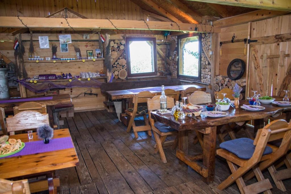 Reštaurácia alebo iné gastronomické zariadenie v ubytovaní Apartment in Rakovica with Terrace, Air conditioning, Wifi (601-1)