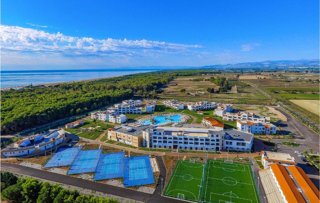 uma vista aérea de um resort perto do oceano em Danaide Bilo em Scanzano
