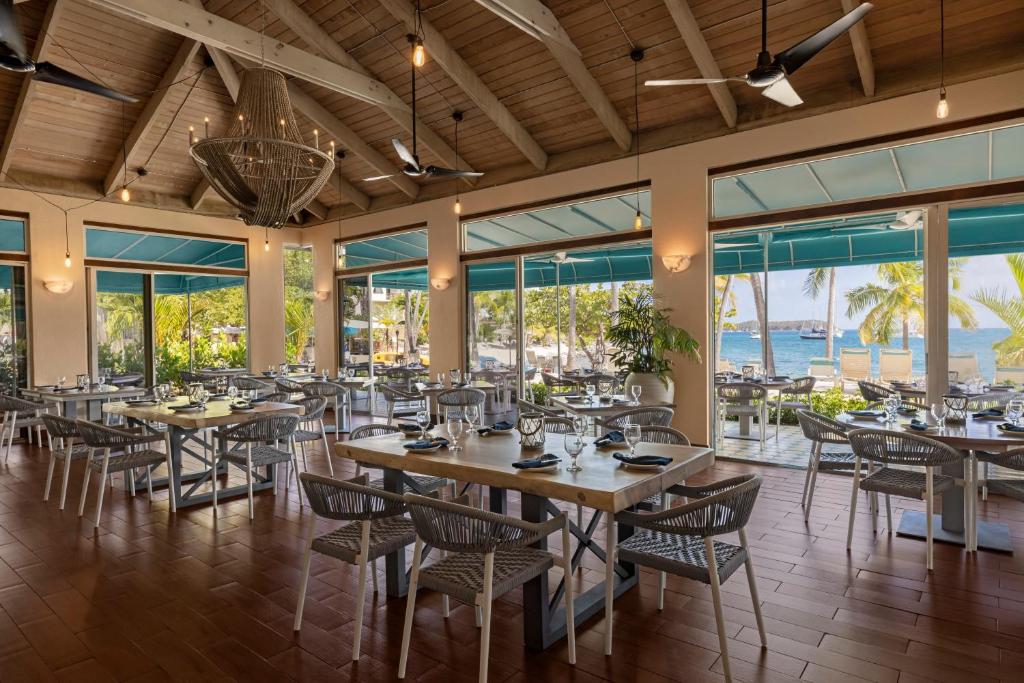 Restaurace v ubytování Elysian Beach Resort