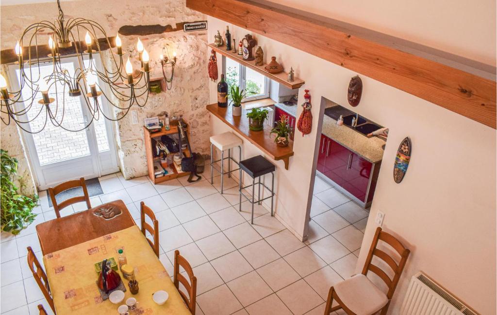 Um restaurante ou outro lugar para comer em 3 Bedroom Gorgeous Home In Gondrin