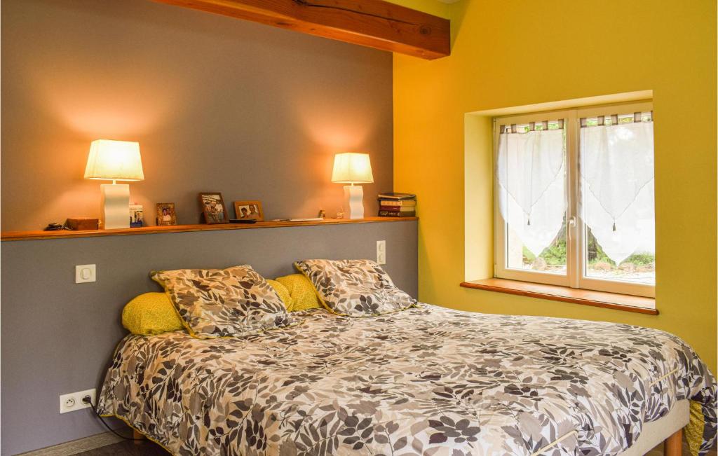 Cama ou camas em um quarto em 3 Bedroom Gorgeous Home In Gondrin