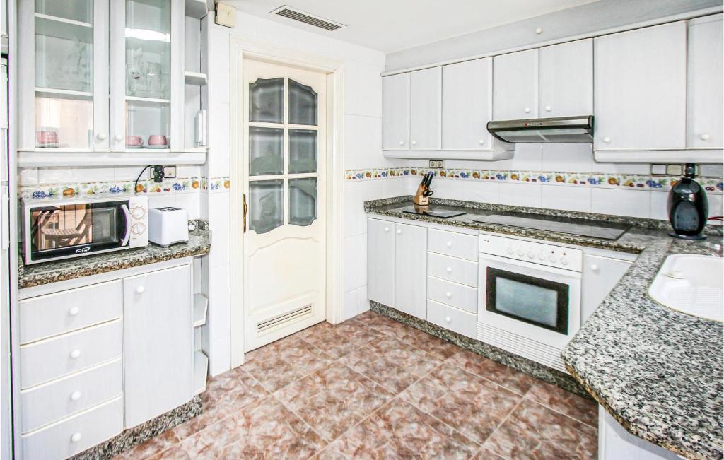 Kuchyňa alebo kuchynka v ubytovaní Amazing Apartment In Santa Pola