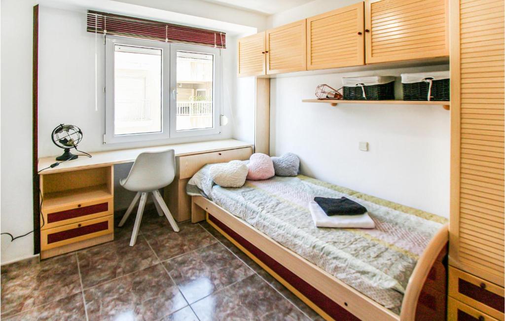 Posteľ alebo postele v izbe v ubytovaní Amazing Apartment In Santa Pola