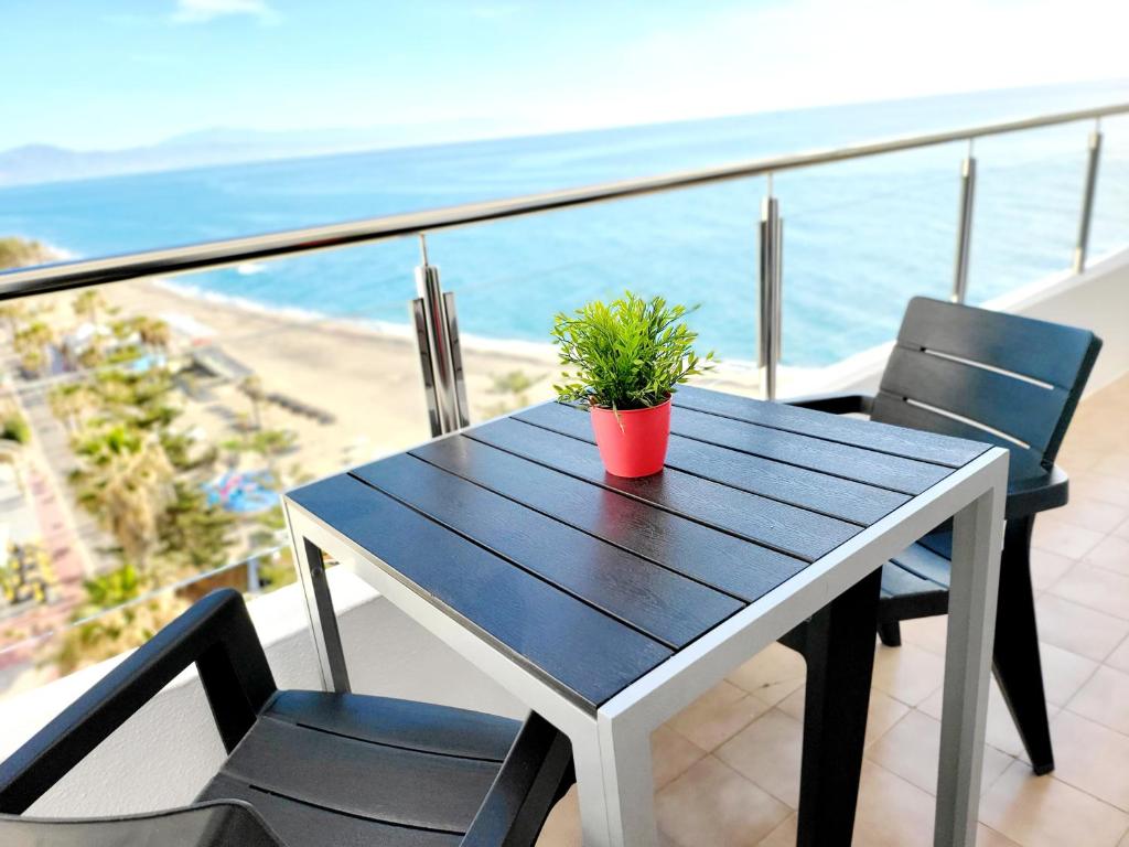 d'une table et de chaises sur un balcon donnant sur la plage. dans l'établissement Apartamento SOLSILK, à Torremolinos