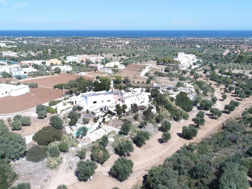uma vista aérea de uma aldeia com árvores e edifícios em Masseria Pelosella B&B em Fasano