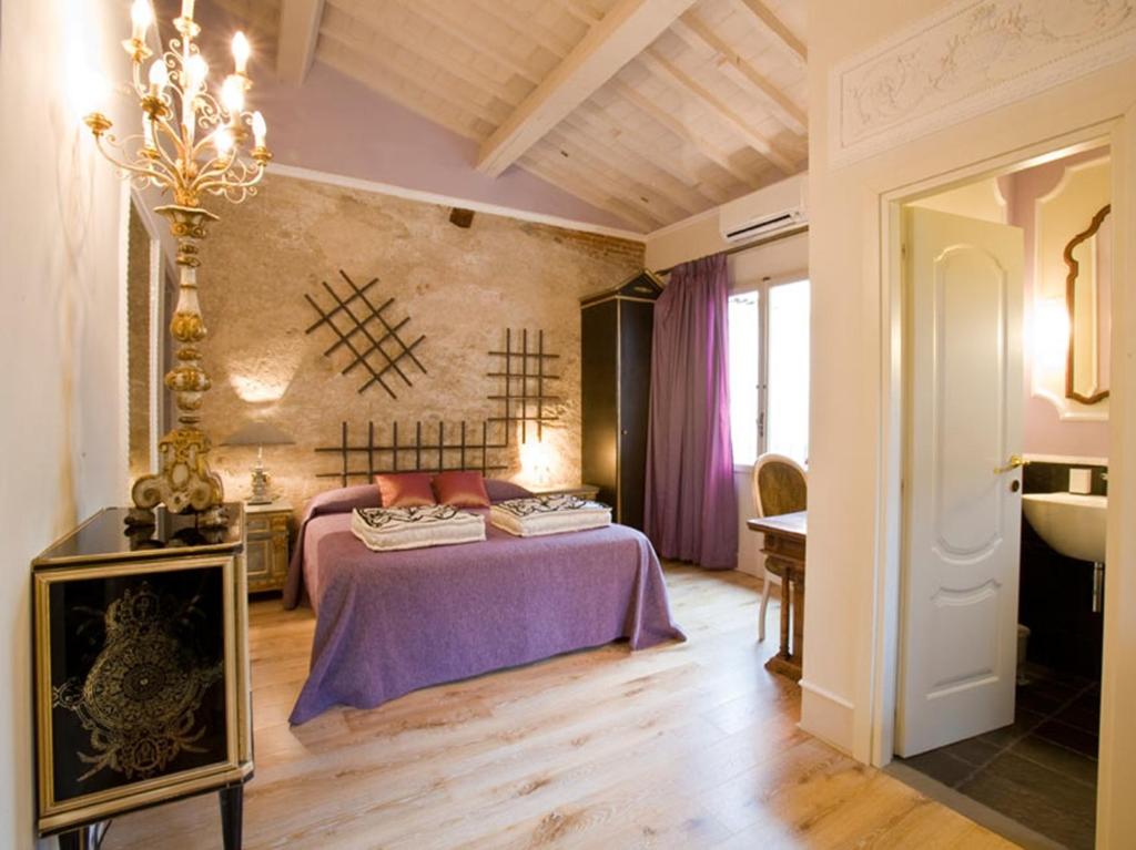 1 dormitorio con 1 cama de color púrpura en una habitación en B&B Mr. My Resort, en Florencia