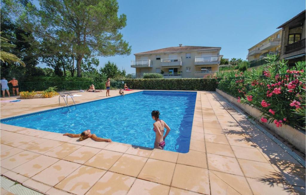 - une piscine pour deux personnes dans l'établissement Gorgeous Apartment In Saint Raphael, à Saint-Raphaël