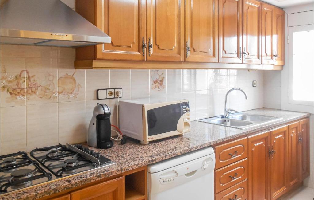 Kuchyňa alebo kuchynka v ubytovaní Pet Friendly Apartment In Tossa De Mar